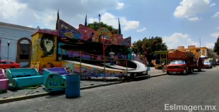 Colocan juegos mecánicos y puestos de comida