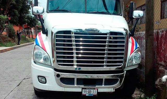 Policía asegura tráiler con despensas en Huauchinango y después lo libera