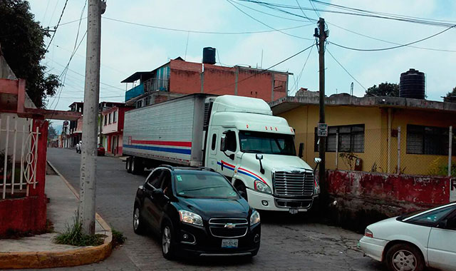 Policía asegura tráiler con despensas en Huauchinango y después lo libera