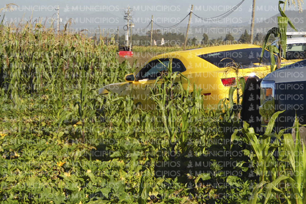 Abandonan Camaro baleado en carretera de Ciudad Serdán