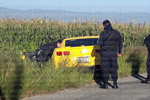 Abandonan Camaro baleado en carretera de Ciudad Serdán