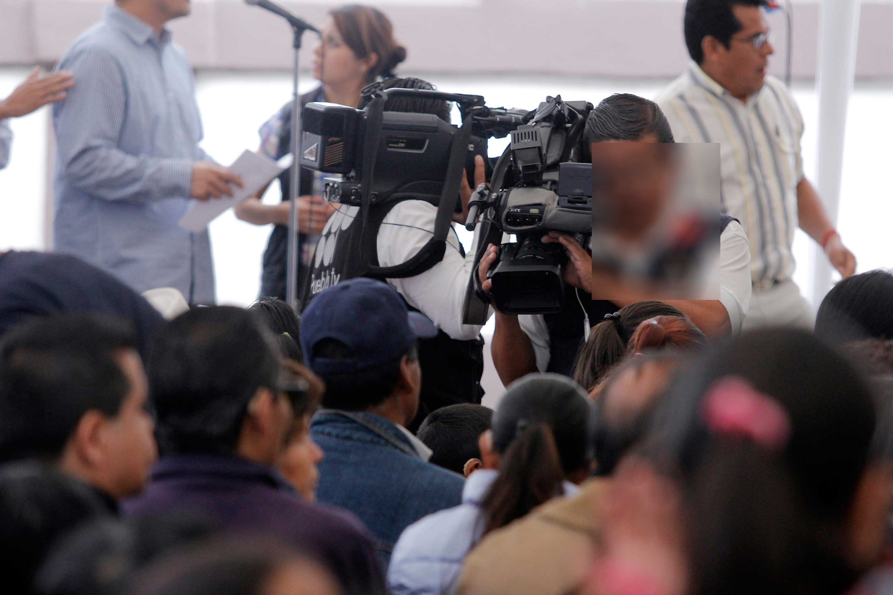 Denuncian a camarógrafo de RMV por agredir a reportero en Cholula