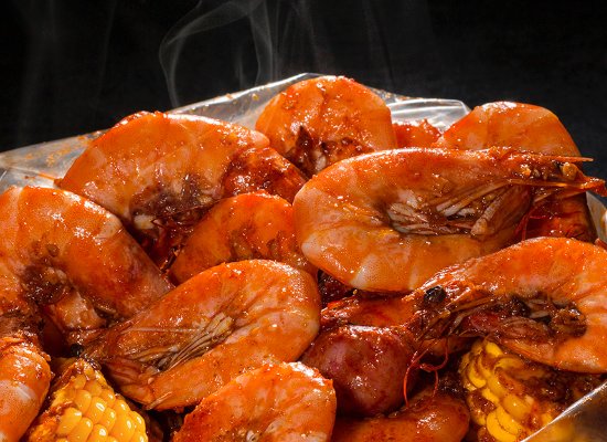 Ten cuidado con los cocteles: encuentran Covid-19 en camarones