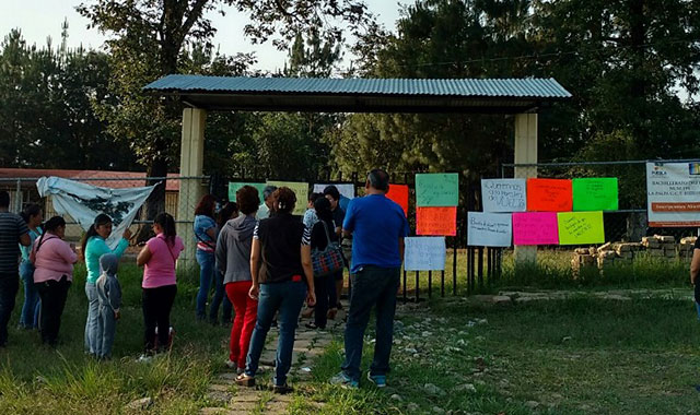 Protestan en telesecundaria de Huauchinango por cambio de profesora