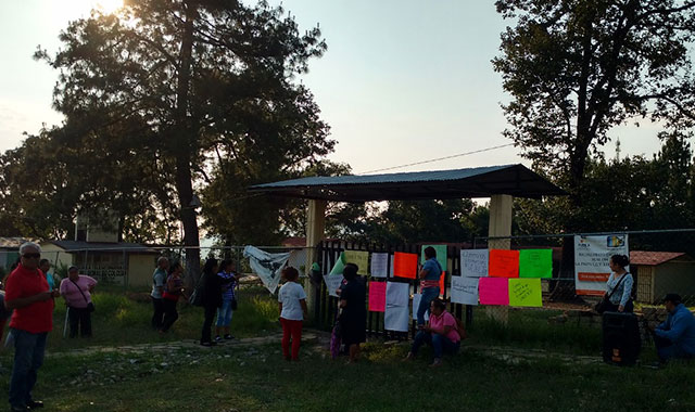 Protestan en telesecundaria de Huauchinango por cambio de profesora