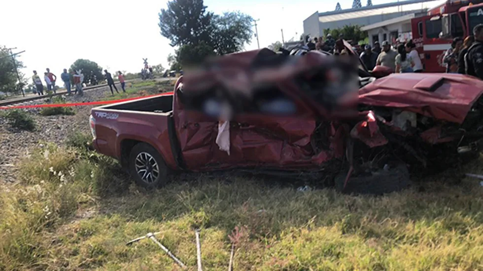 Camioneta es arrollada por el tren y cinco personas pierden la vida