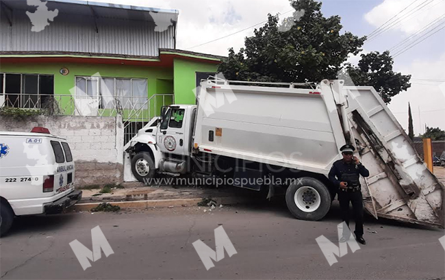Camión recolector de basura se impacta contra vivienda en Tecamachalco