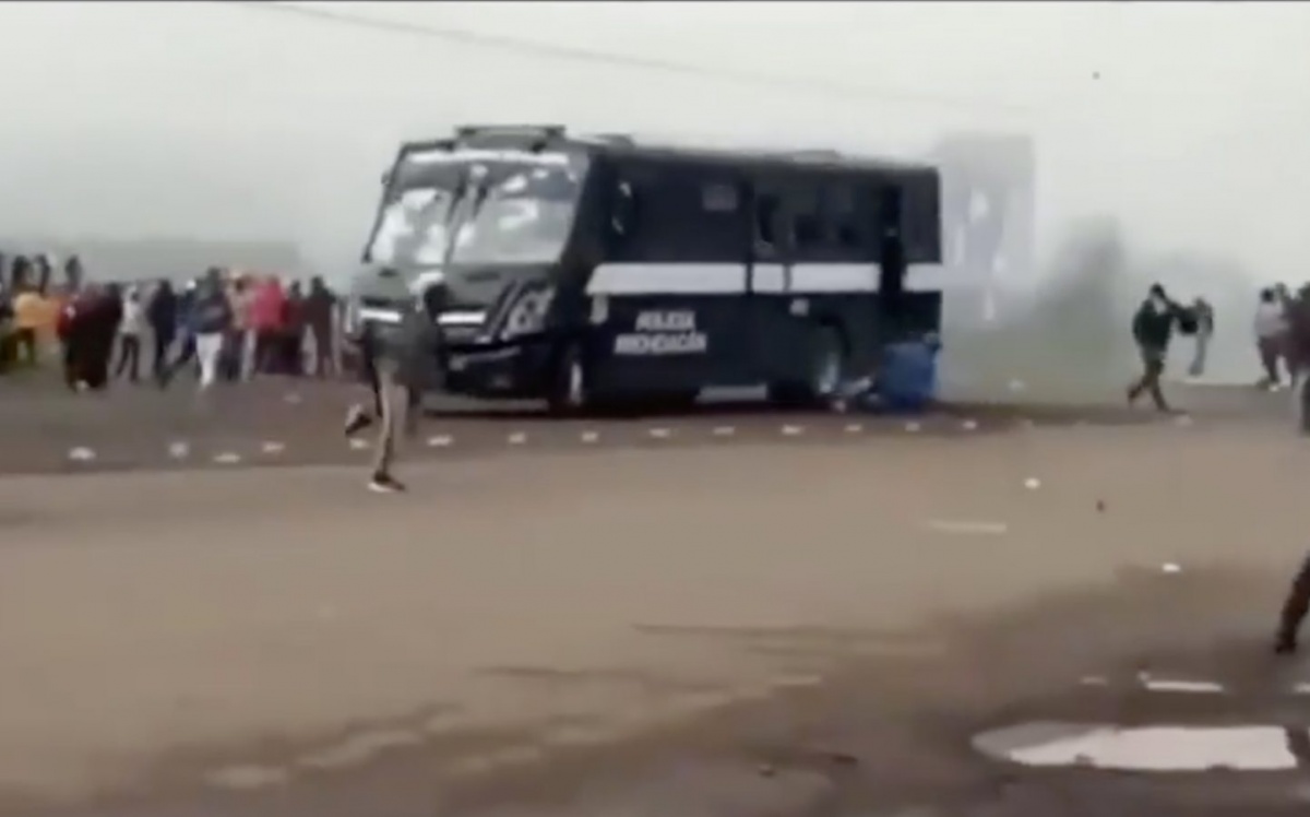 VIDEO Camión de la policía atropella a varios normalistas