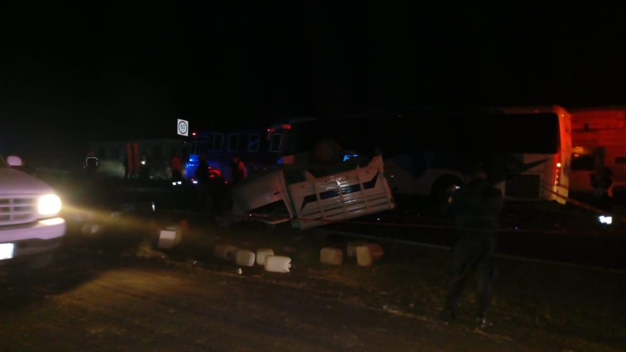 Chocan camioneta y autobús en Tlacotepec; muere conductor
