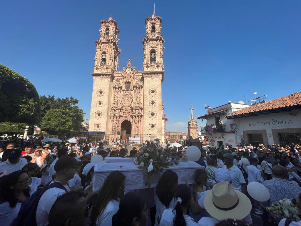 Dan el último adiós a la niña Camila en Taxco con exigencia de justicia