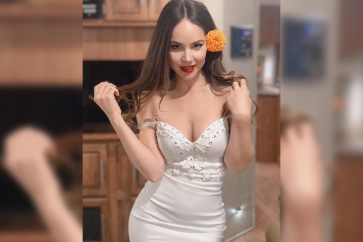 Camila Sodi se desviste para posar con una Eva