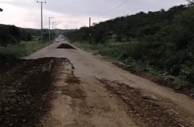 Ante falta de apoyo, pobladores de Acatlán arreglan su propio camino  