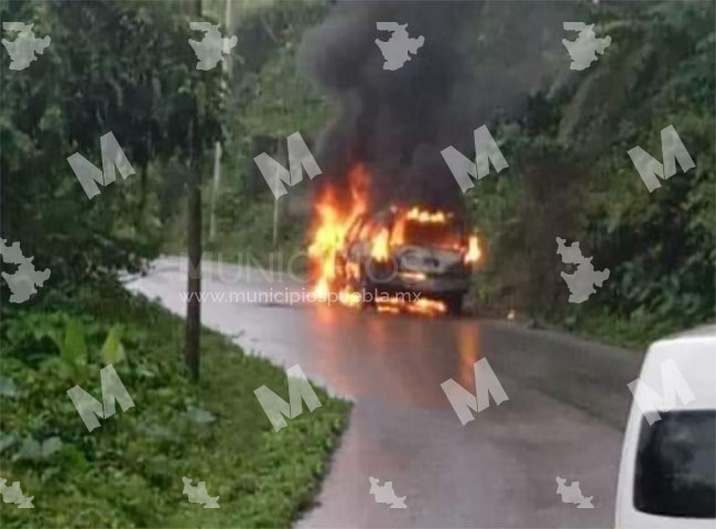 Se incendia camioneta en carretera que conduce a Cuetzalan