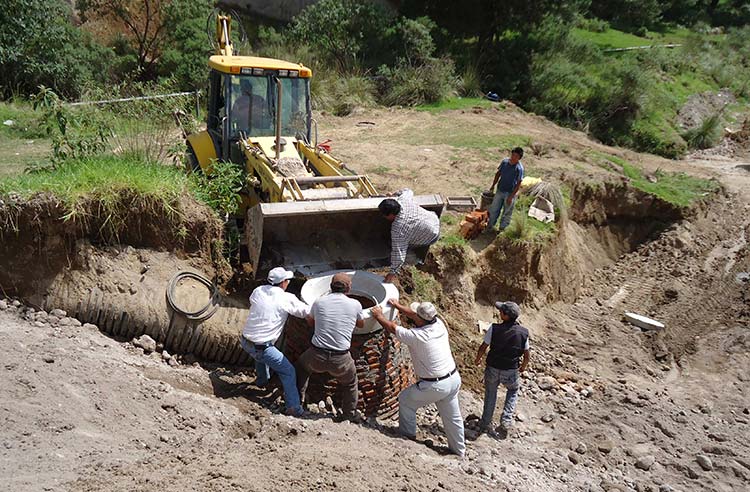 Reparan ciudadanos carretera colapsada en Amozoc –Nautla