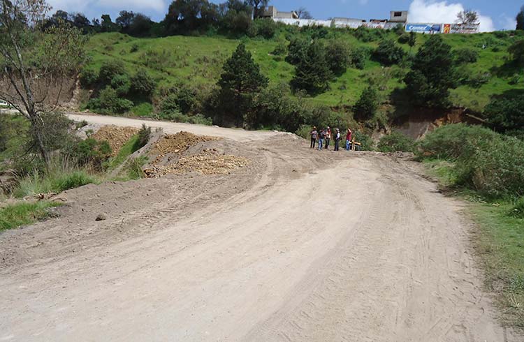 Reparan ciudadanos carretera colapsada en Amozoc –Nautla