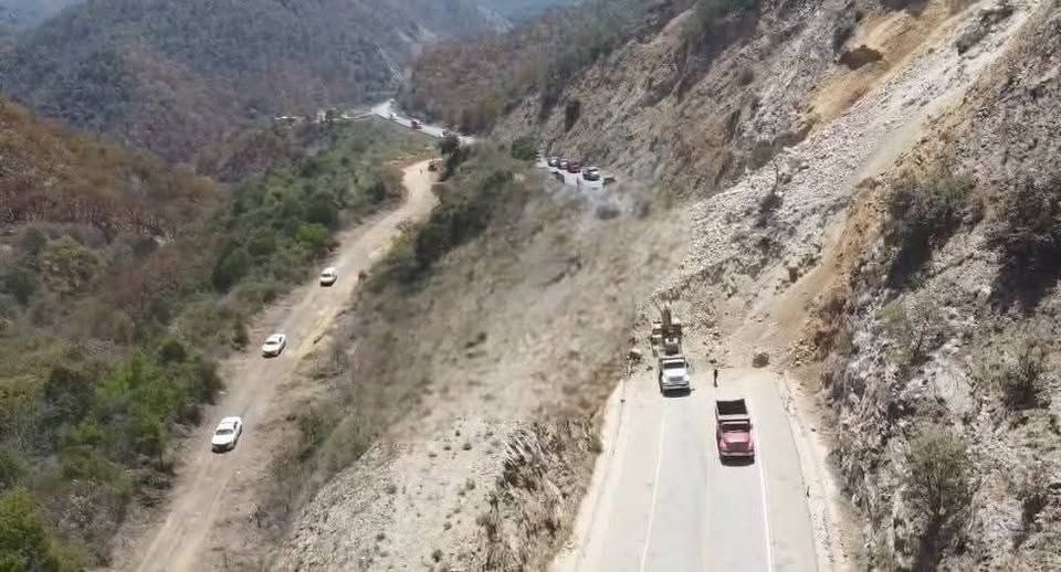 Habilitan camino provisional en la Cuacnopalan-Oaxaca, tras derrumbe