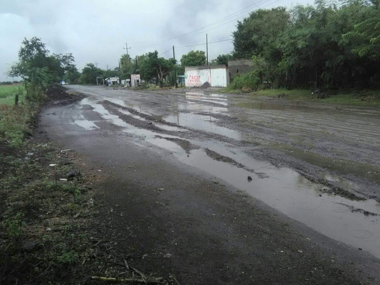 Tapan hoyos en carreteras de la Mixteca por visita de AMLO
