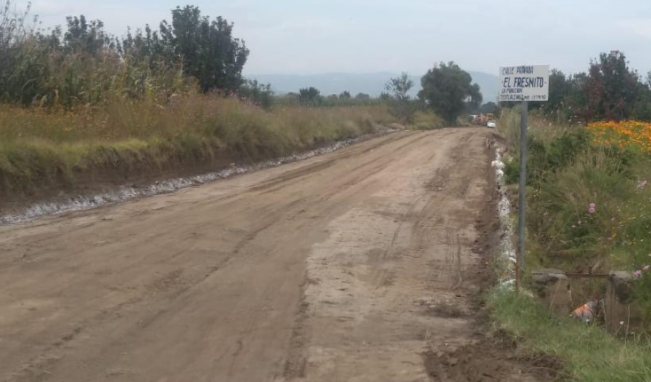 Edil de Teotlalcingo realiza obras en calle que conduce a su rancho