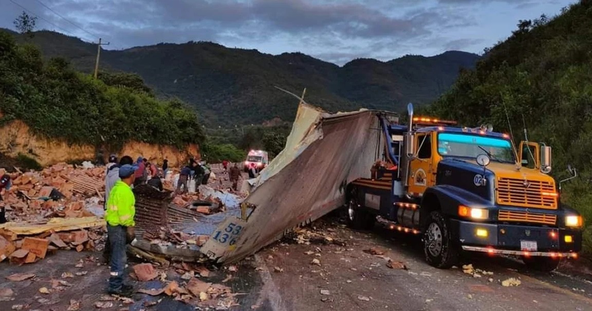 Hasta 9 kilómetros de tráfico deja volcadura de camión