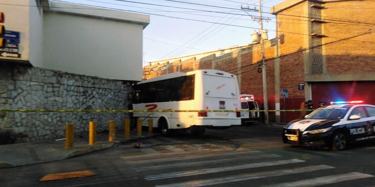 VIDEO Micro se va contra casa de la 25 poniente en Puebla; hay dos lesionados