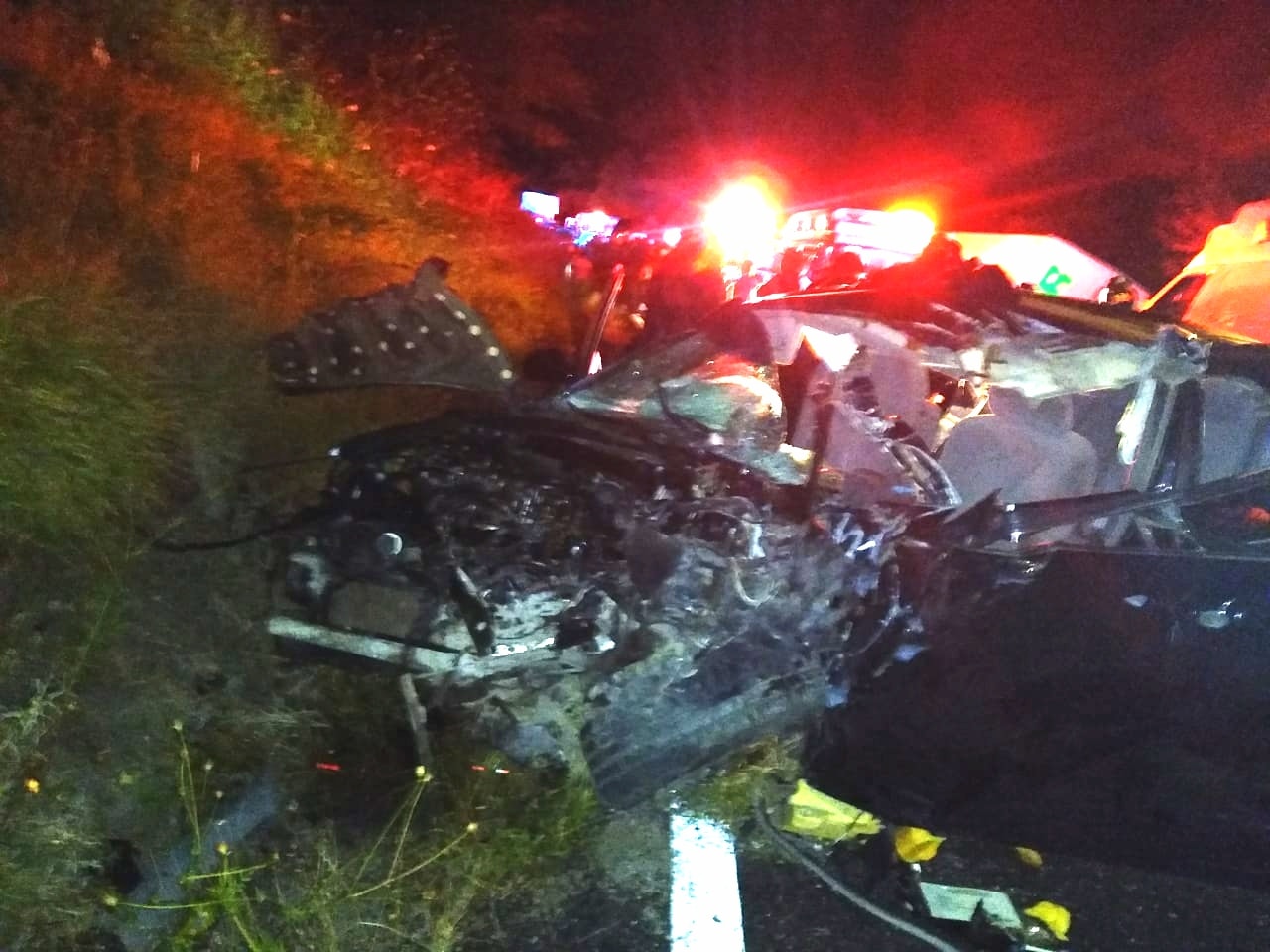 10 heridos por choque y volcadura de un autobús en la Mixteca