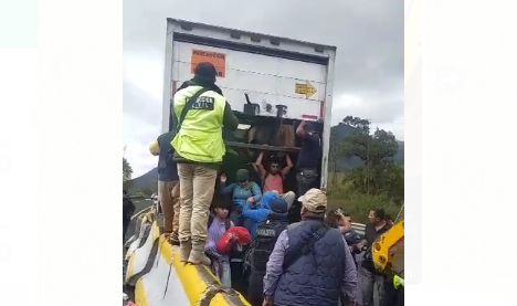 VIDEO Tráfico en la Orizaba-Puebla por rescate de migrantes