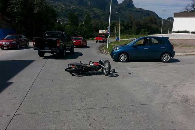 Camión repartidor de agua atropella a motociclista en Teziutlán