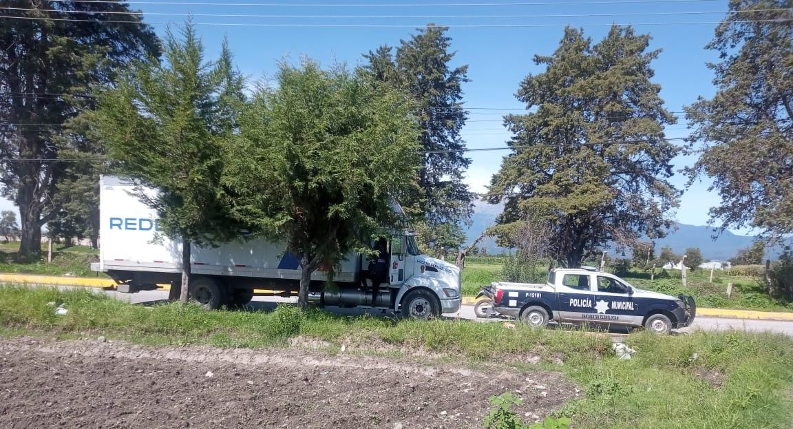 Ladrones abandonan camión robado en Texmelucan