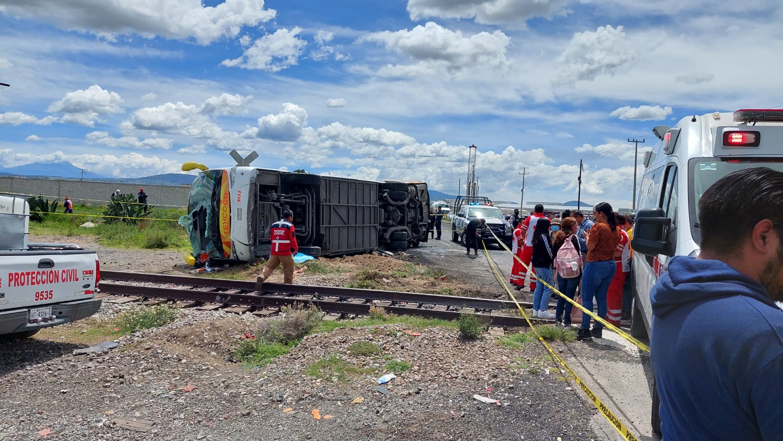 15 heridos y 4 muertos por choque de tren con camión de pasajeros en Tlaxcala