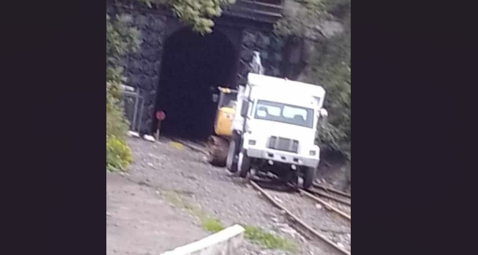 Por 3 días, pobladores de Chapulco mantienen bloqueo de vías del tren