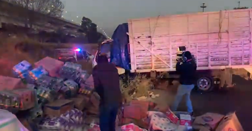 Tráfico en la México-Puebla por volcadura de camión