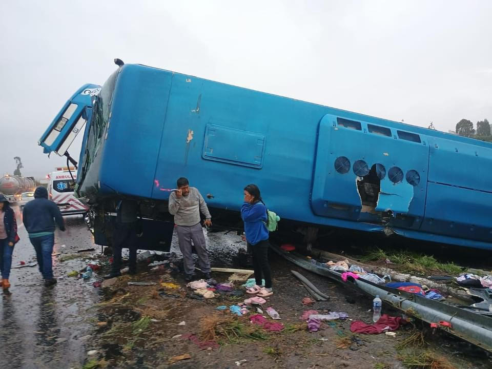 Más de 50 lesionados por volcadura de autobús en la vía Atlixcáyotl