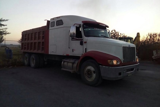 Transportan huachicol oculto dentro de grava en camiones de la CTM, en Quecholac