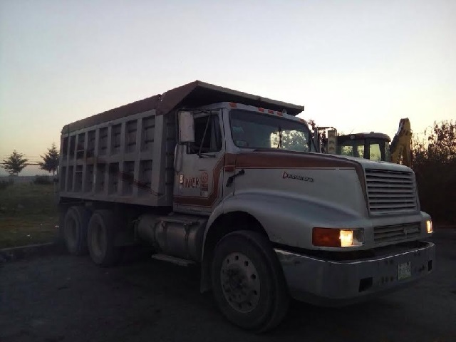 Transportan huachicol oculto dentro de grava en camiones de la CTM, en Quecholac