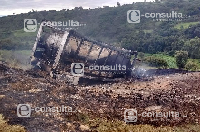 Incendian camión cargado con combustible en Tlalancaleca
