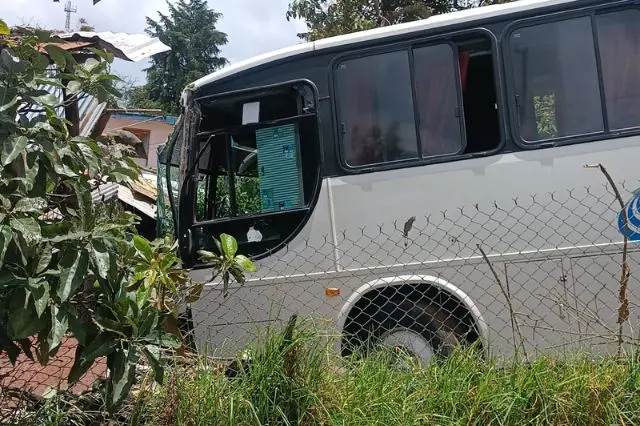 Camión que transportaba personas de la tercera edad se accidente en Zacatlán