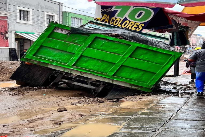 Vas para abajo, camión de volteo se hunde en el CH de Puebla