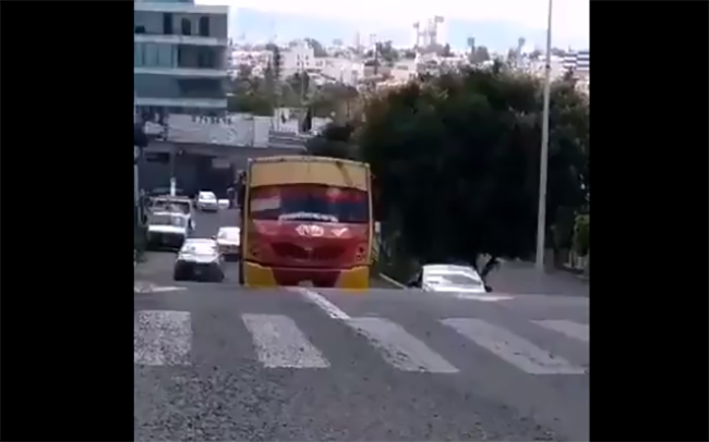 VIDEO Pasajeros de ruta 10 se bajan para que camión suba pendiente