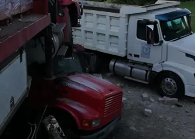 Choca camión cargado de materiales contra barda en Atlixco