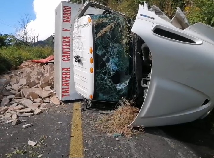 Tras volcadura de camión cierran carretera en Zihuateutla 