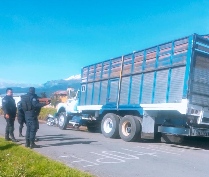 Policías sin armas frustran robo de camión en Teotlalcingo