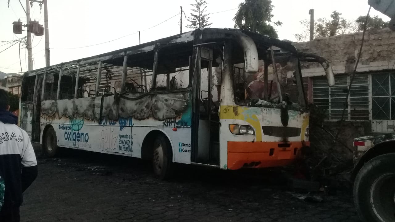 Se calcina autobús en pleno centro de Tehuacán