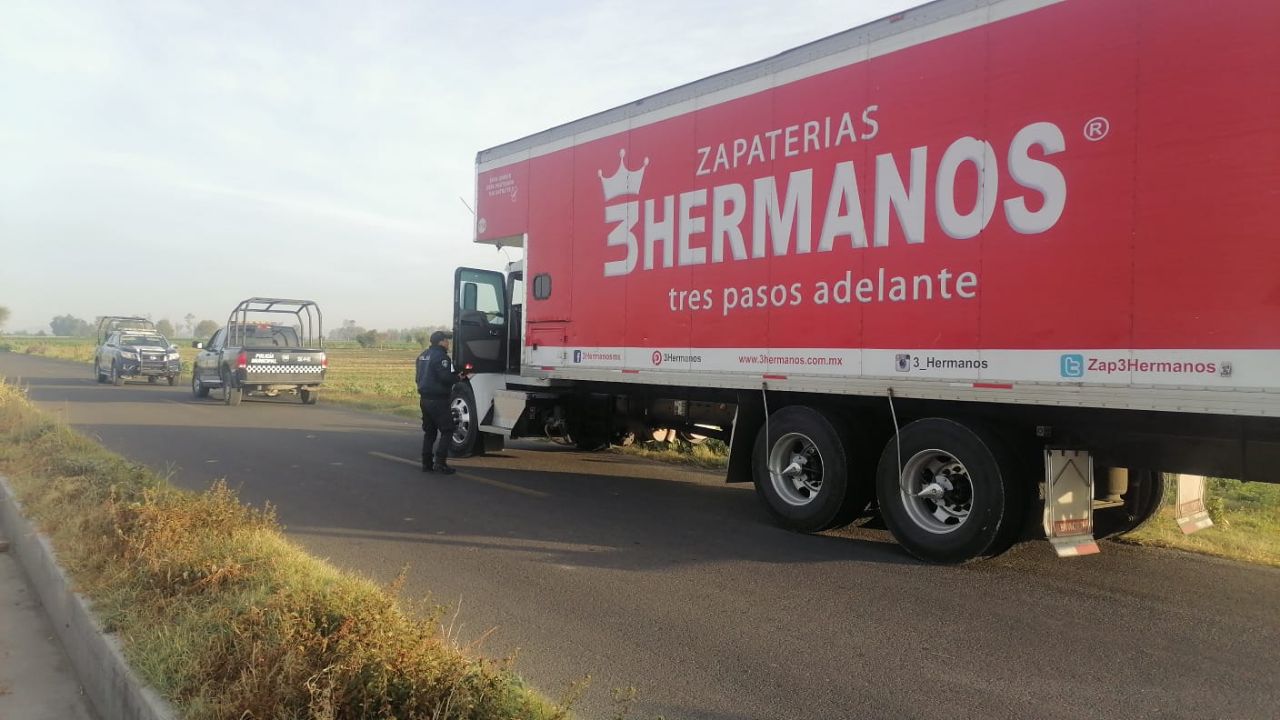 Ladrones abandonan tractocamión en Tecamachalco