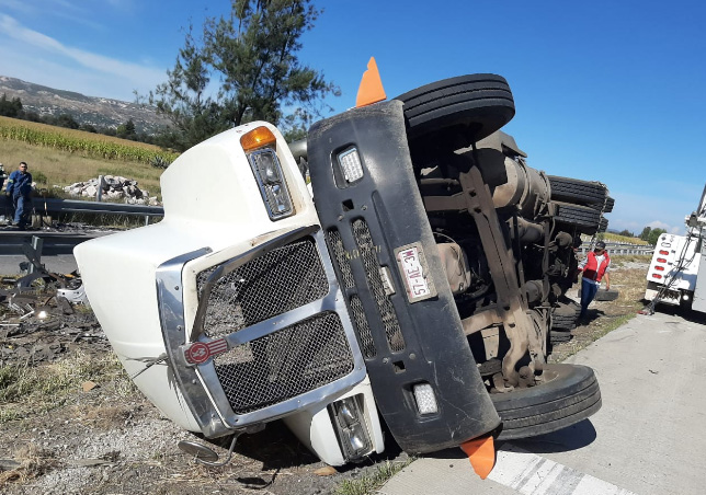 Está bloqueada la Puebla-Orizaba tras accidente de tráiler