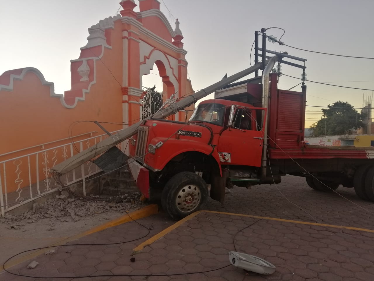 Camión tira poste junto a iglesia de Tlahuapan