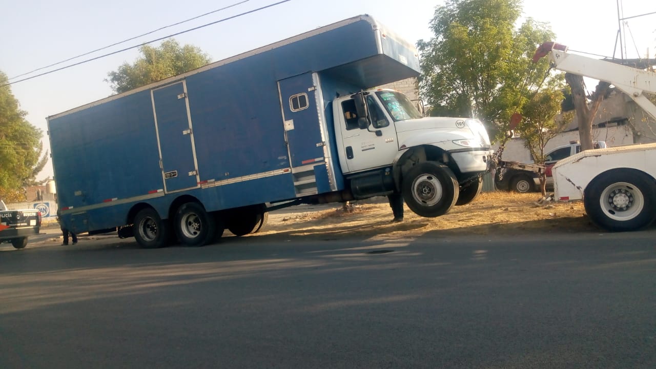 Saquean y abandonan camiones en calles de Texmelucan