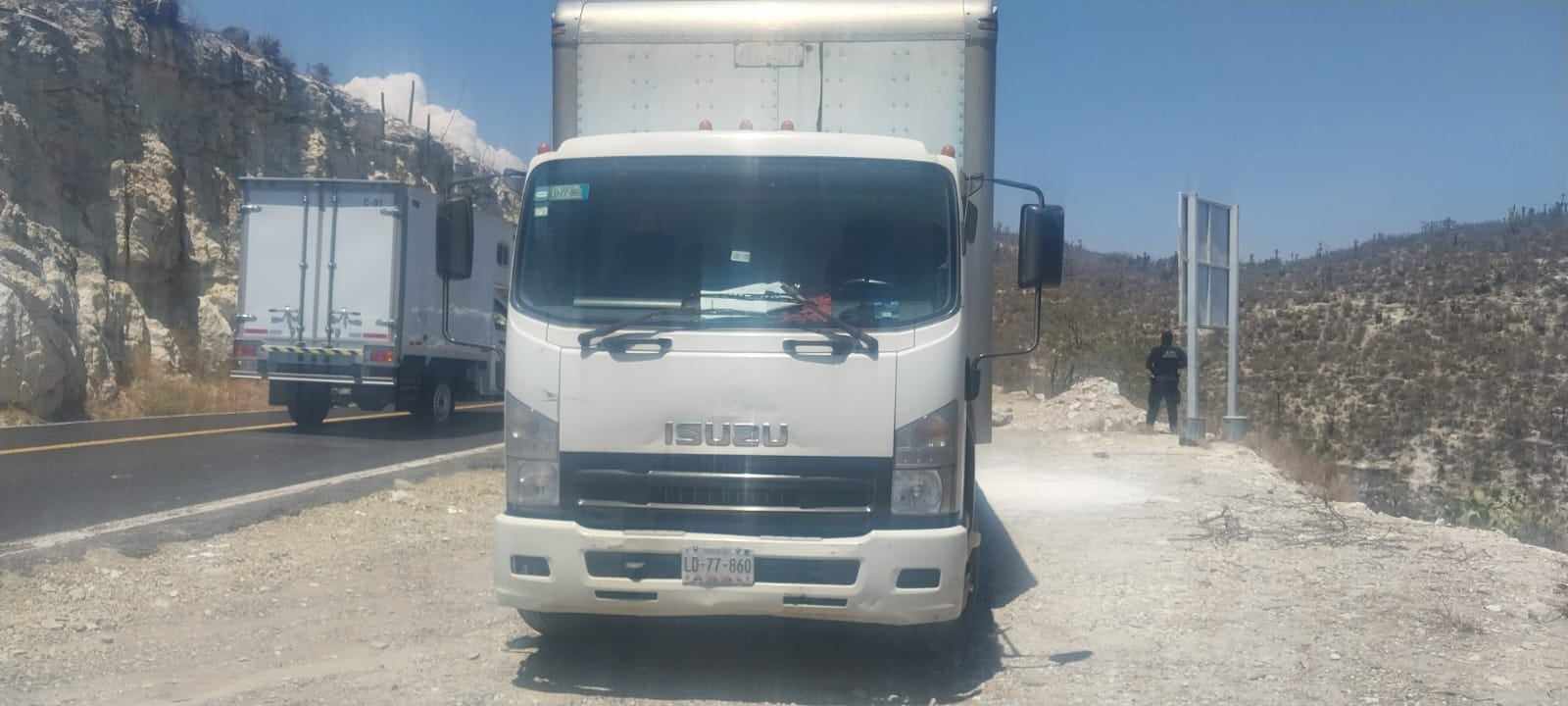 Localizan camión abandonado con predenuncia en carretera Tehuacán-Huajuapan