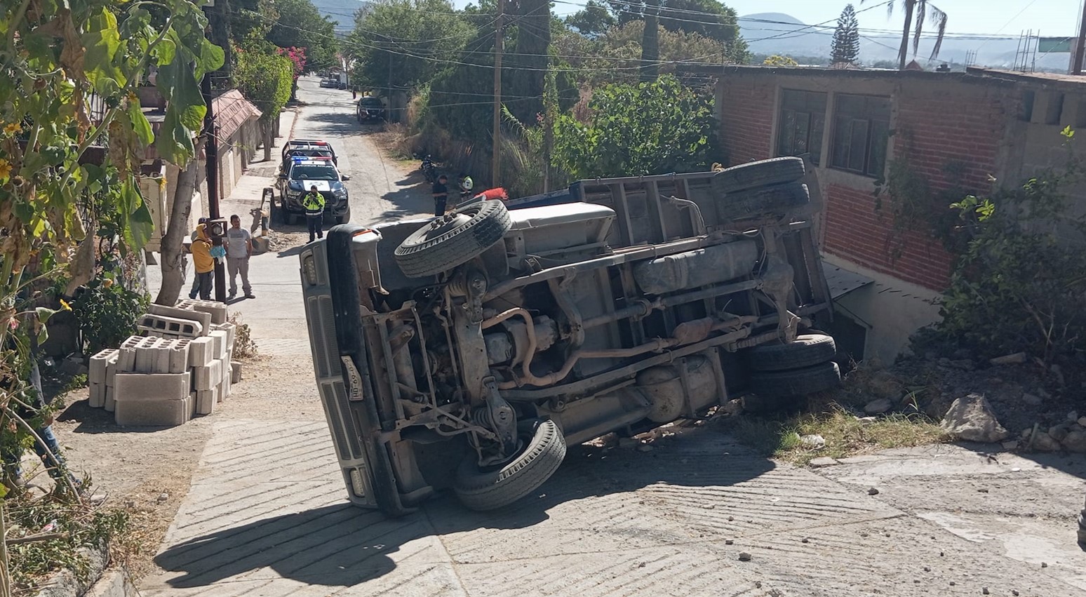 Daños materiales deja la volcadura de un camión de carga pesada en Izúcar