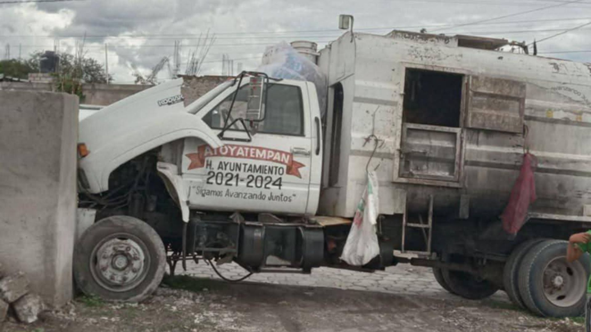 En Atoyatempan, un camión de la basura chocó contra una vivienda familiar 