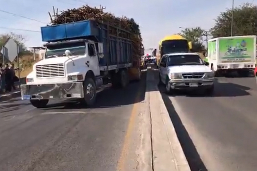 Menores de edad conducen camiones de carga en Izúcar